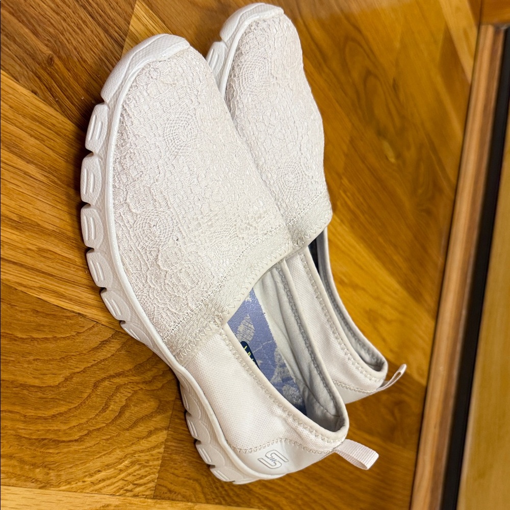 Women's White Slip-On Shoes Skechers air cooled memory foam size 8.5 women EUC